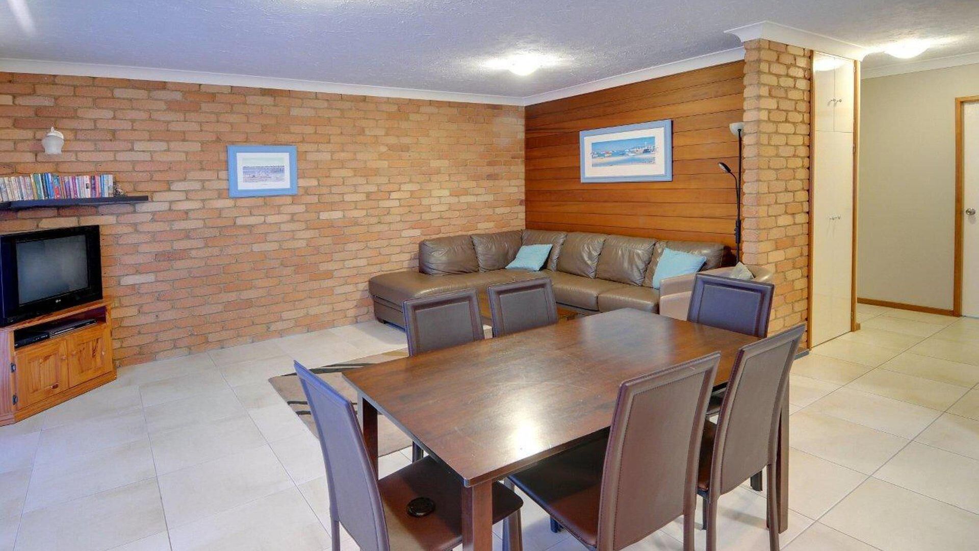 Illawong 2 - Two Bedroom Beachfront Budget Accommodation in Illawong Inn