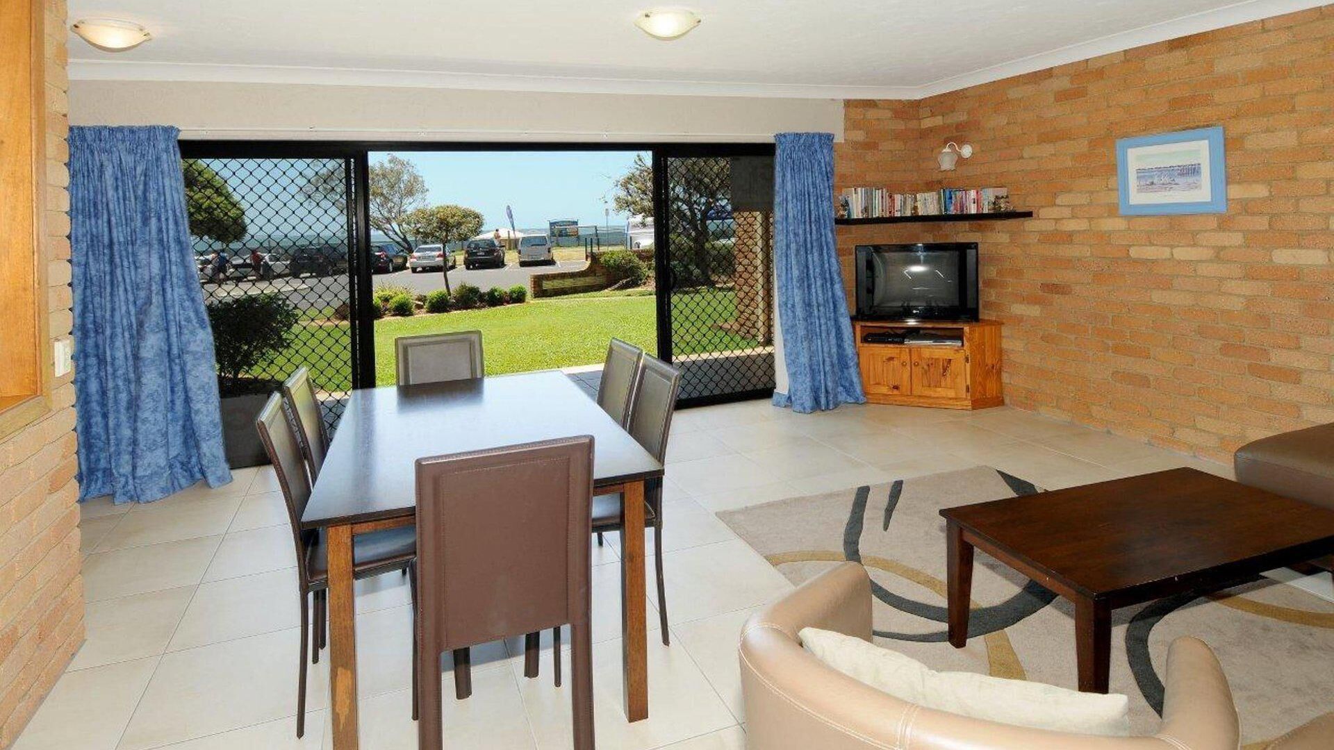 Illawong 2 - Two Bedroom Beachfront Budget Accommodation in Illawong Inn