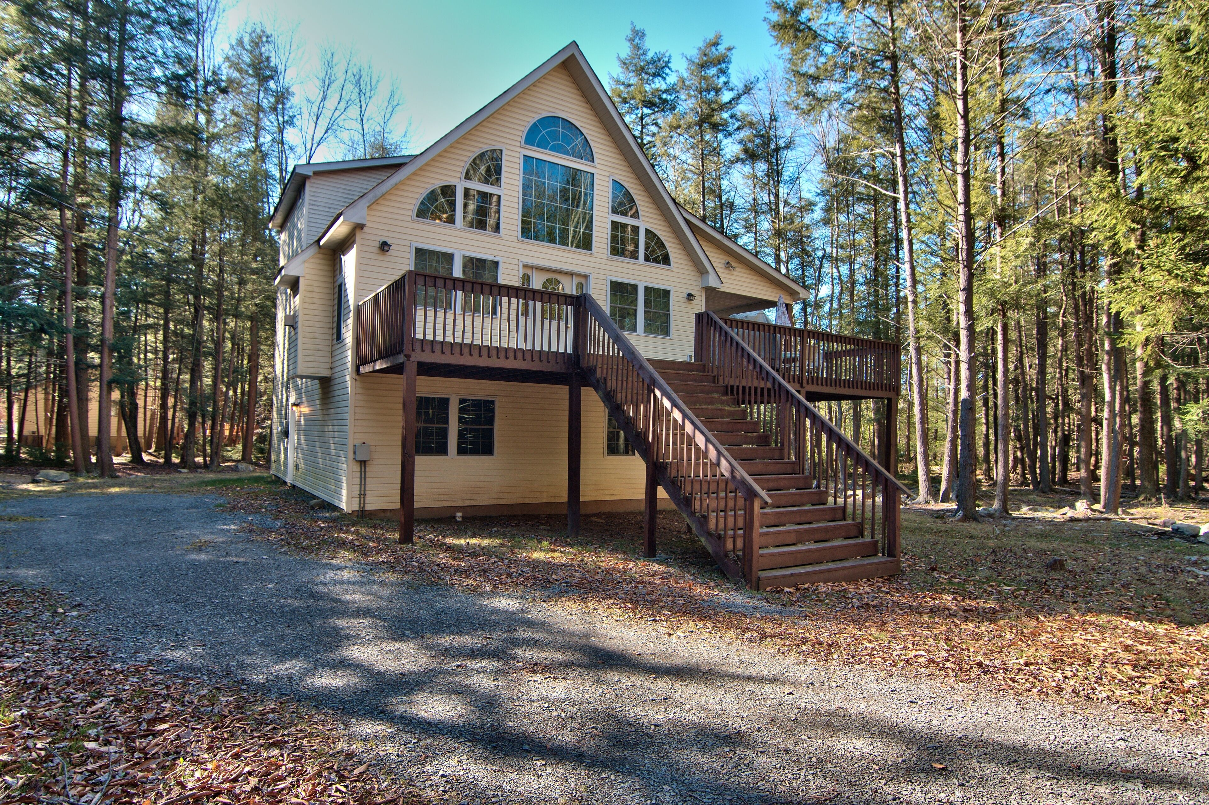 Lakefront Chalet In Pocono's, Fire Pit, hot Tub, Kayaks, Canoe, Game Room, in Blakeslee, United States