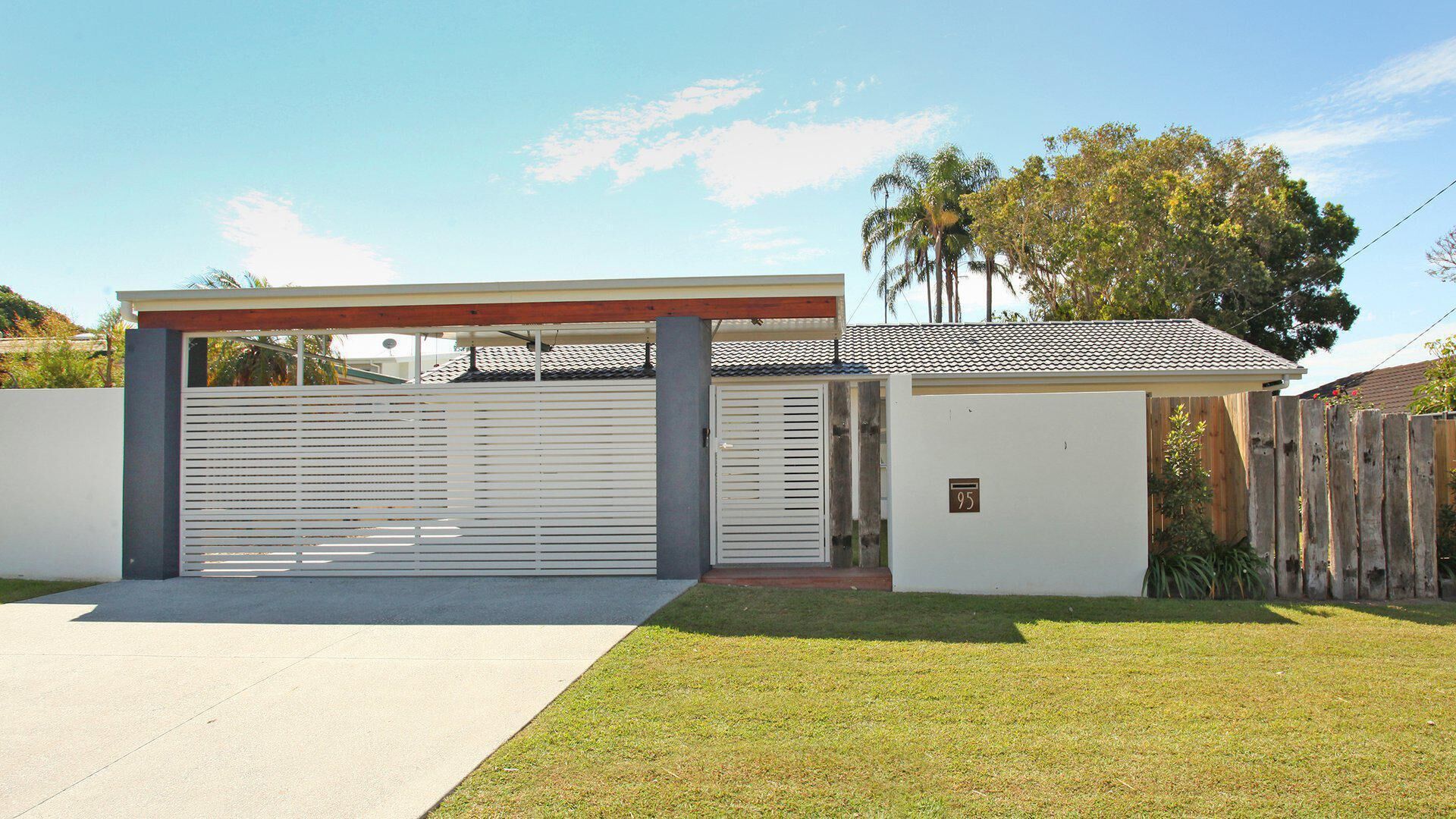Palm Drive 95 - 4 Bedroom House with Pool+ BBQ+ Wifi+ Netflix in Mooloolaba