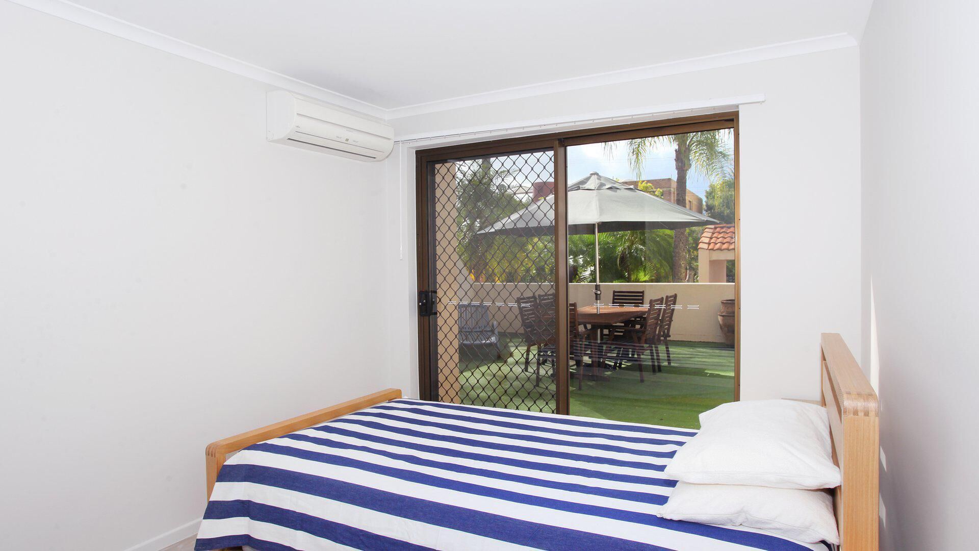 Beachport 14 - Newly Renovated 2 Bedroom Apartment on Parkyn Parade with Aircon!