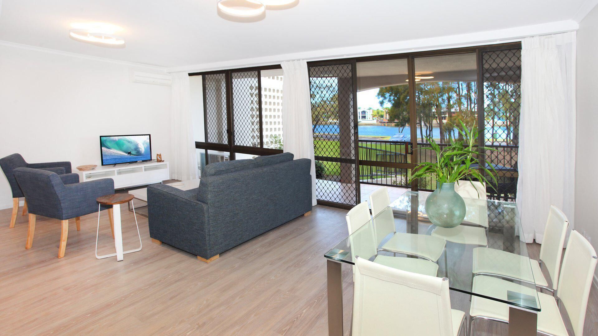 Beachport 14 - Newly Renovated 2 Bedroom Apartment on Parkyn Parade with Aircon!