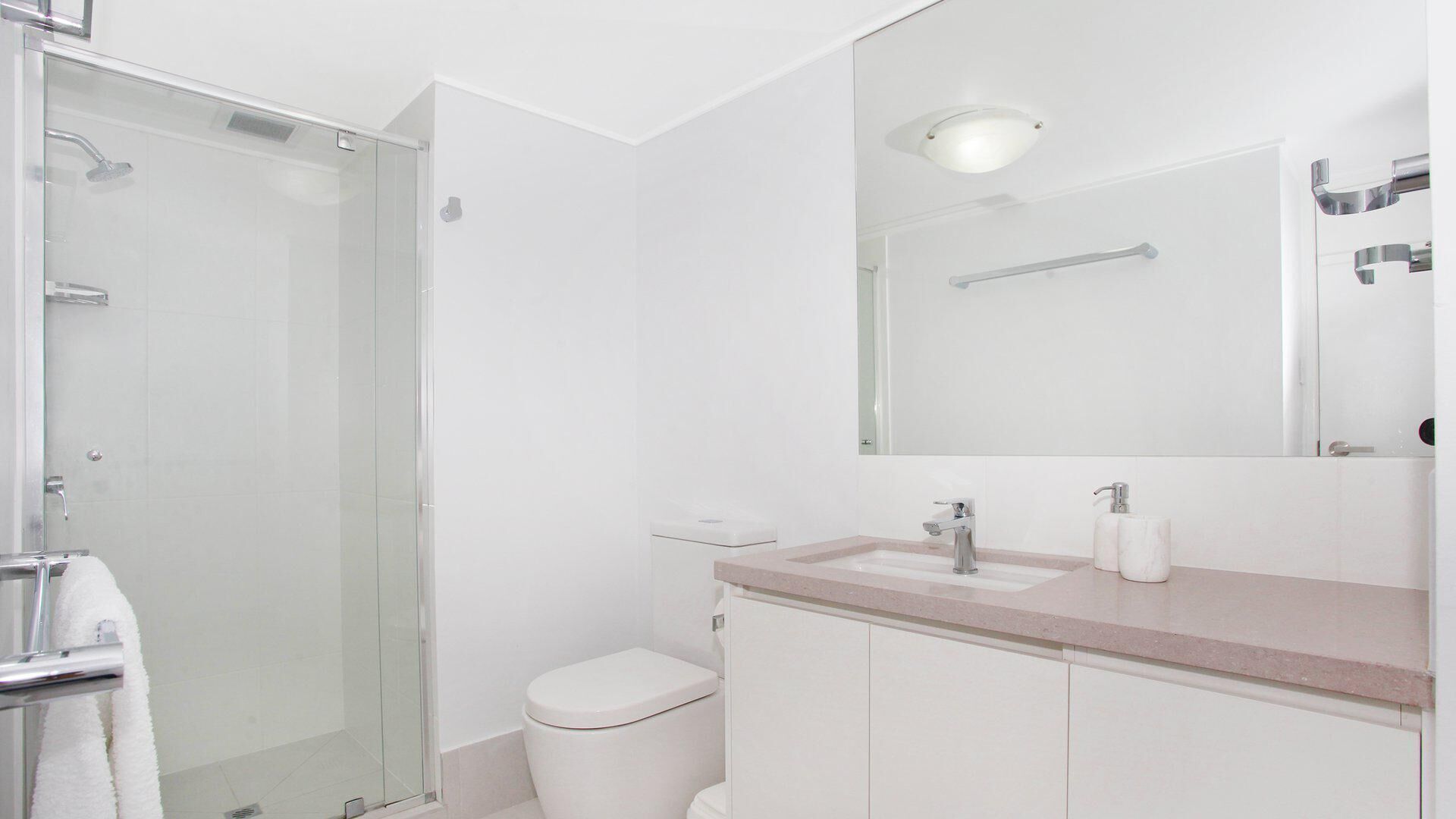 Beachport 14 - Newly Renovated 2 Bedroom Apartment on Parkyn Parade with Aircon!