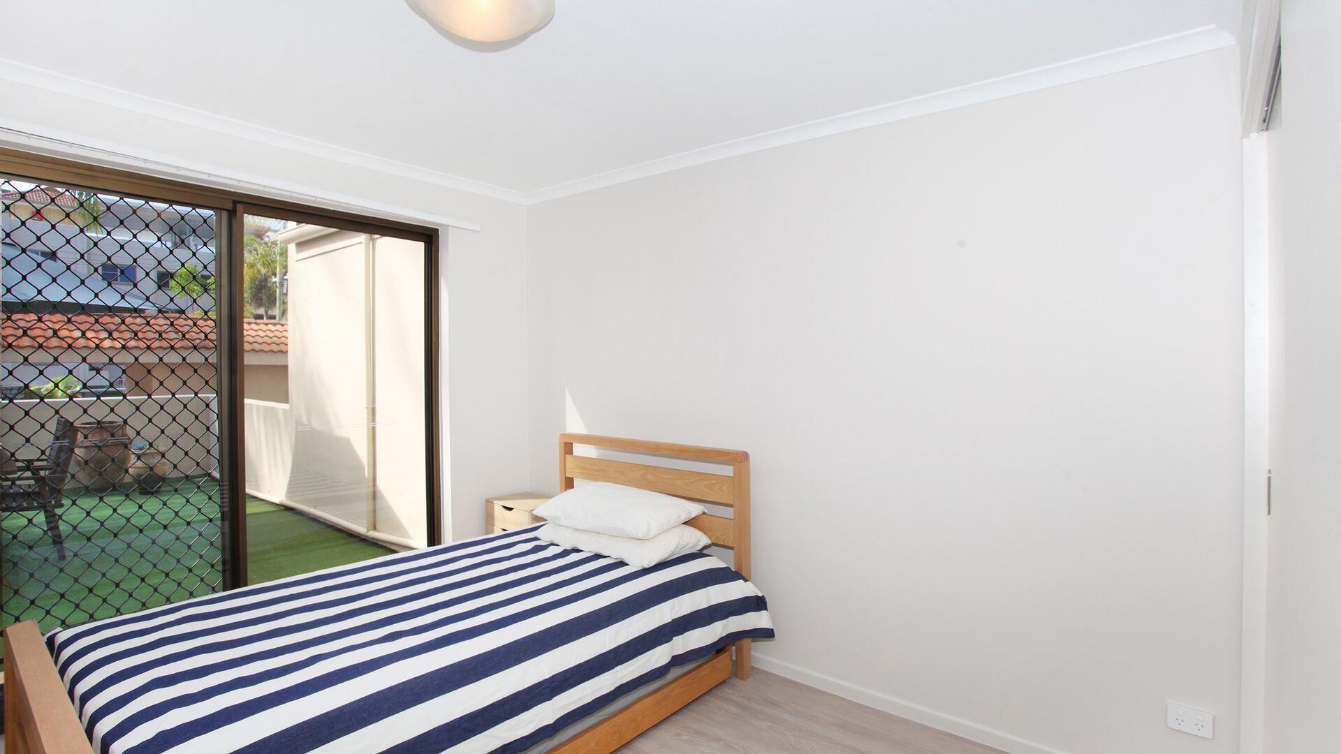 Beachport 14 - Newly Renovated 2 Bedroom Apartment on Parkyn Parade with Aircon!