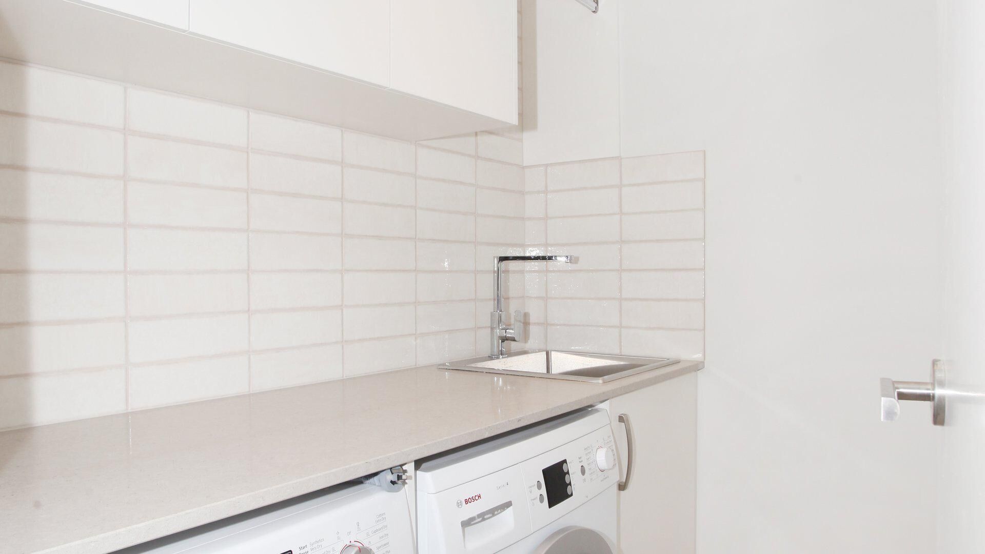 Beachport 14 - Newly Renovated 2 Bedroom Apartment on Parkyn Parade with Aircon!