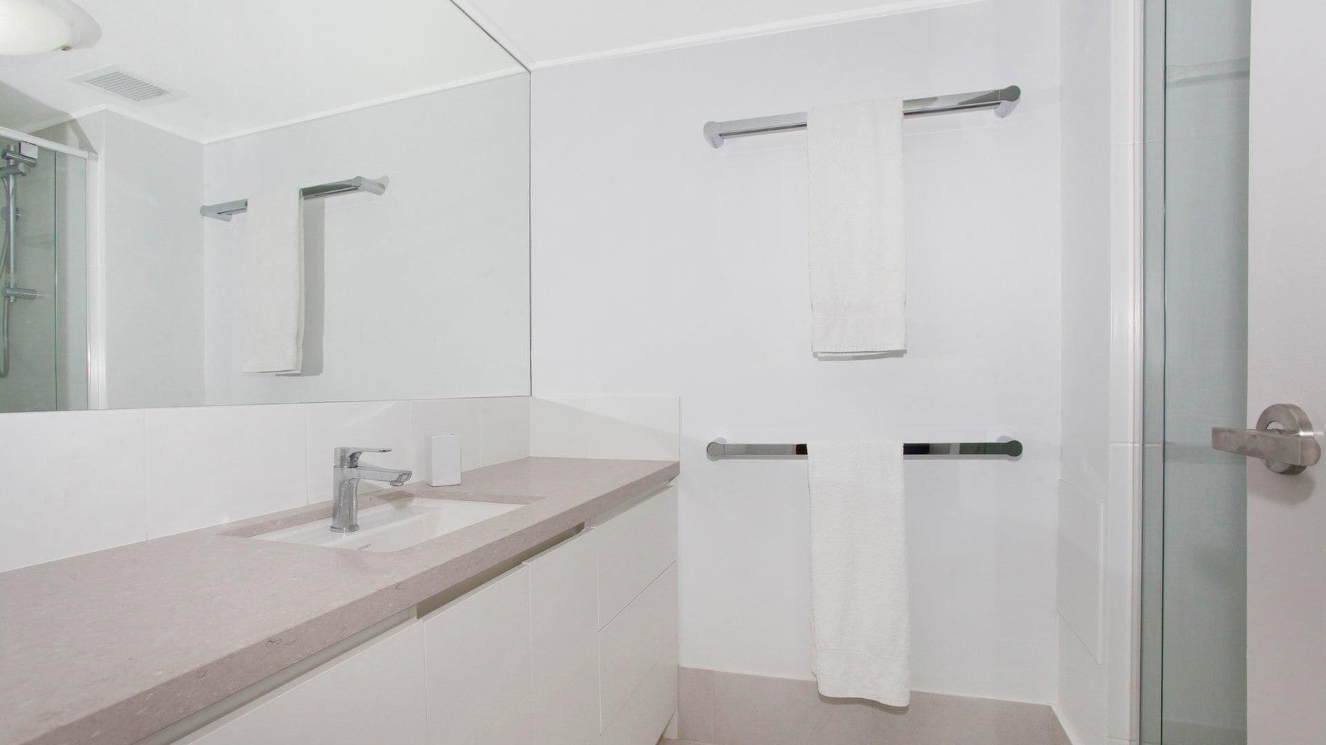 Beachport 14 - Newly Renovated 2 Bedroom Apartment on Parkyn Parade with Aircon!