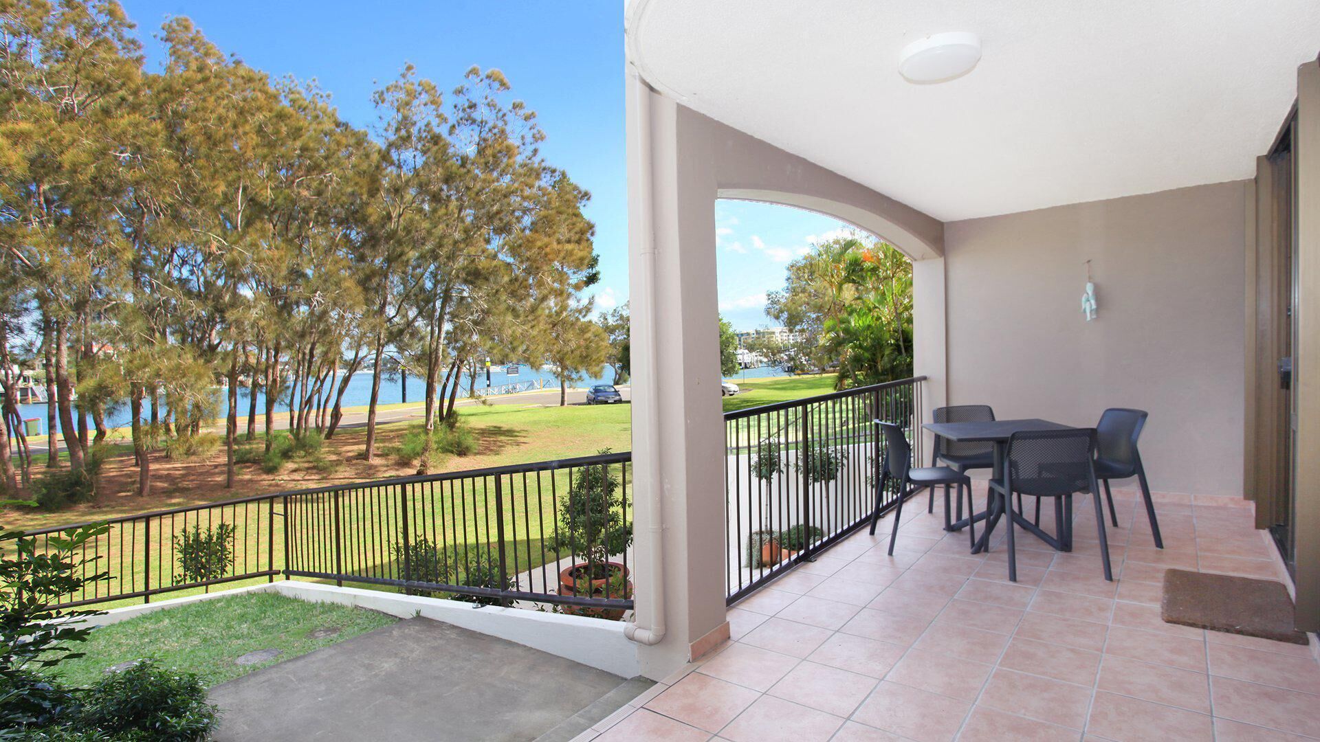 Beachport 14 - Newly Renovated 2 Bedroom Apartment on Parkyn Parade with Aircon!