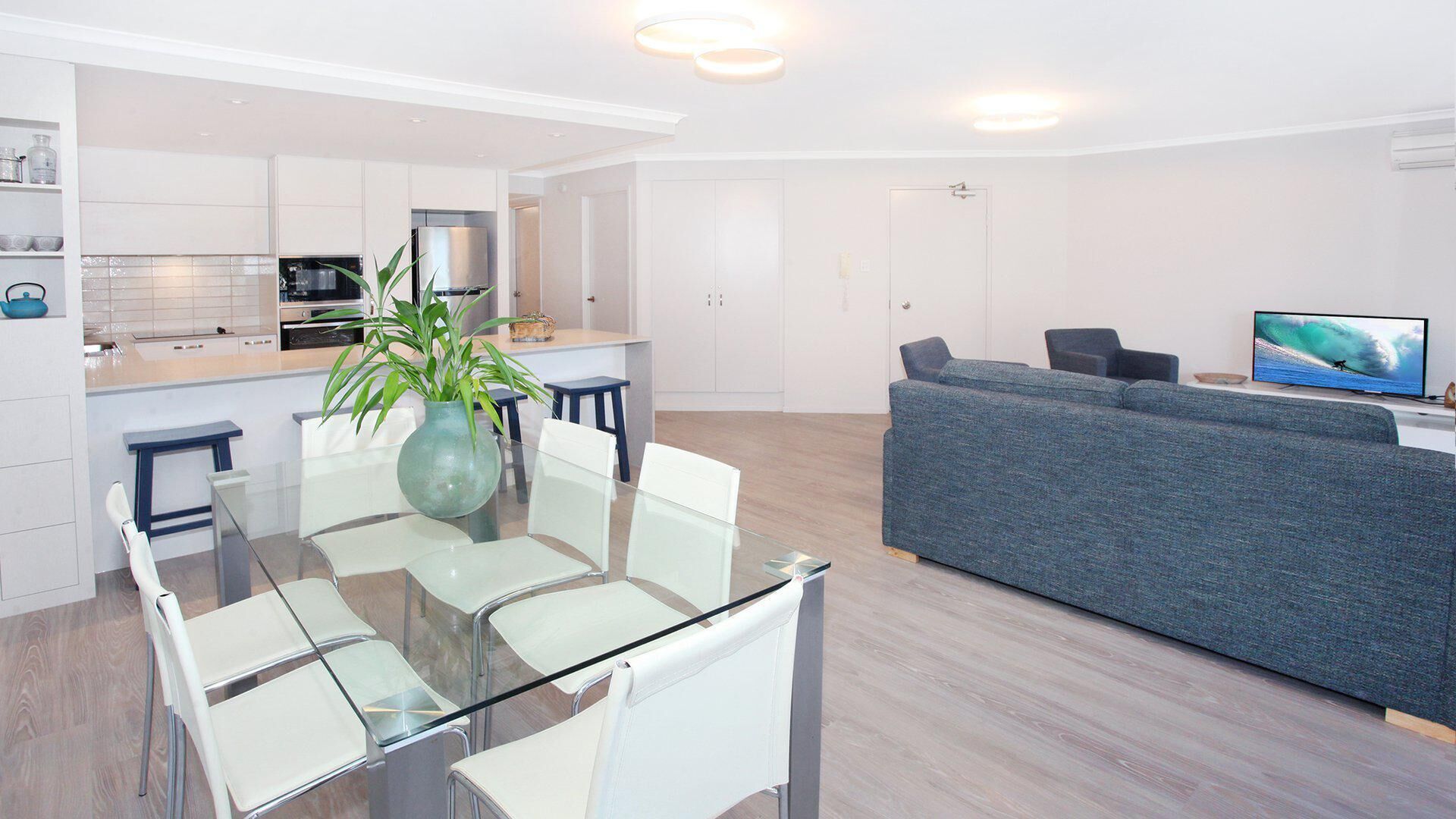 Beachport 14 - Newly Renovated 2 Bedroom Apartment on Parkyn Parade with Aircon!