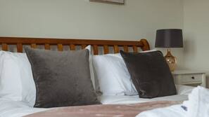 2 bedrooms, premium bedding, iron/ironing board, free WiFi