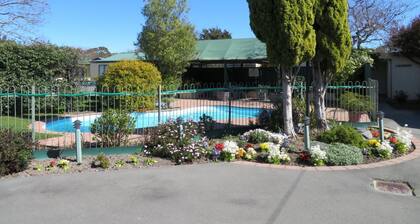 Commodore Court Motel