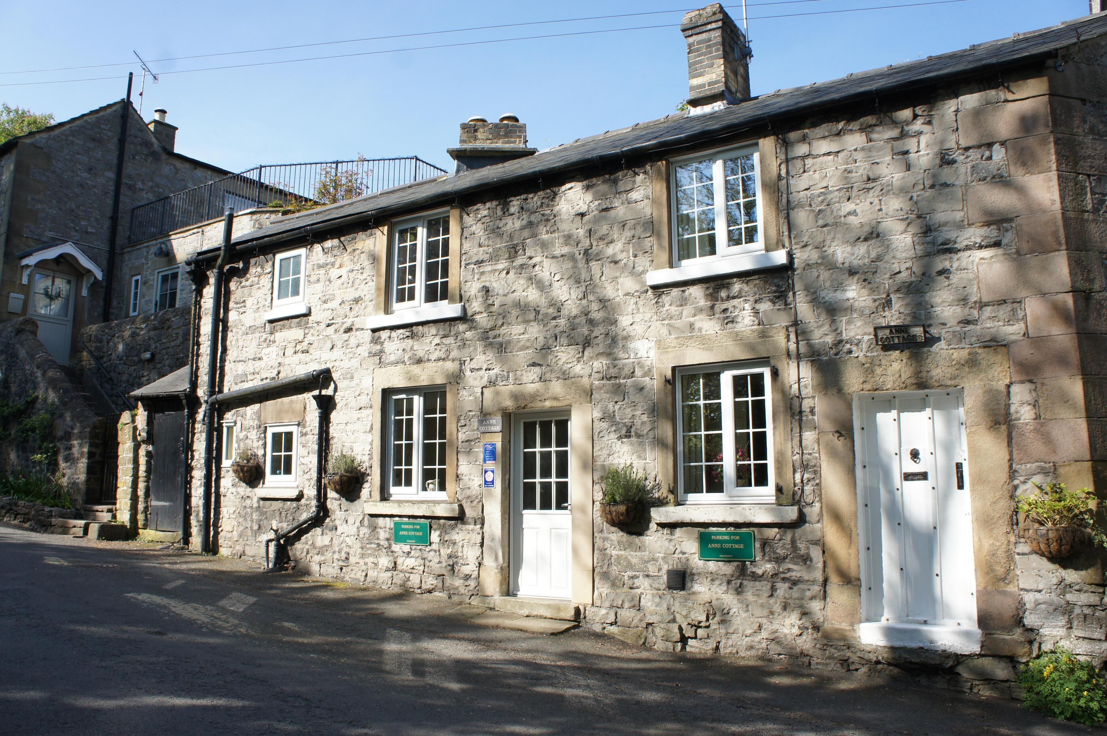 Cosy 17th Century Cottage, 4 Star Rating, 2 En-suite Bedrooms and 2 Car Parking in Bakewell, United Kingdom