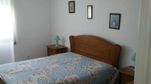 1 chambre, fer et planche à repasser, draps fournis