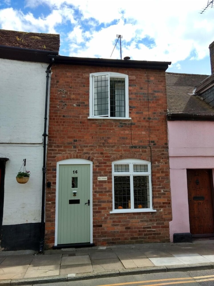 Ludlow centre, period town cottage with pet friendly garden & free