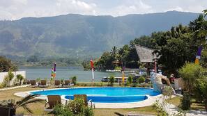 2 outdoor pools