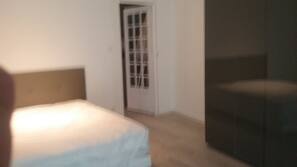 1 chambre, fer et planche à repasser, accès Internet, draps fournis