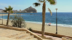 Ubicación a pie de playa, tumbonas y toallas de playa