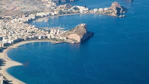 Ubicación a pie de playa, tumbonas y toallas de playa