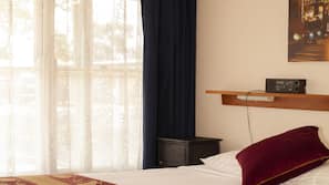 Premium bedding, desk, blackout drapes, free WiFi