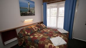 Premium bedding, desk, blackout drapes, free WiFi