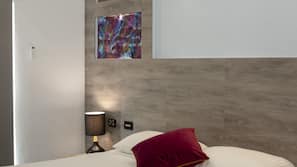 Premium bedding, desk, blackout drapes, free WiFi