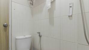 Shower, free toiletries, towels