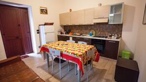 Frigorifero, forno, piano cottura, lavastoviglie