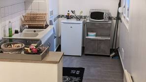 Réfrigérateur, micro-ondes, fourneau de cuisine, cafetière/bouilloire