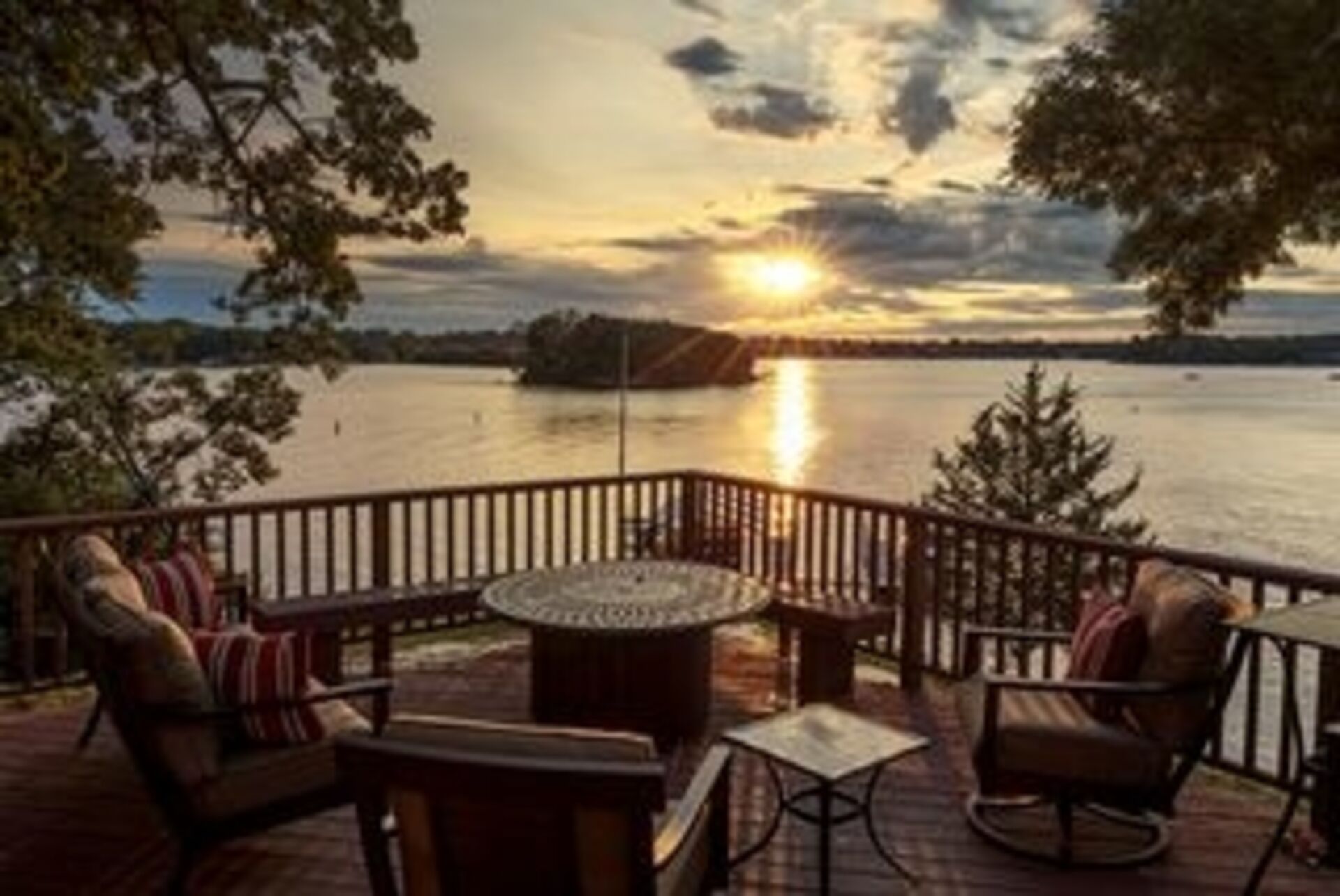 Downtown Excelsior With 115ft OF Lakeshore Sleeps 12 in Minneapolis