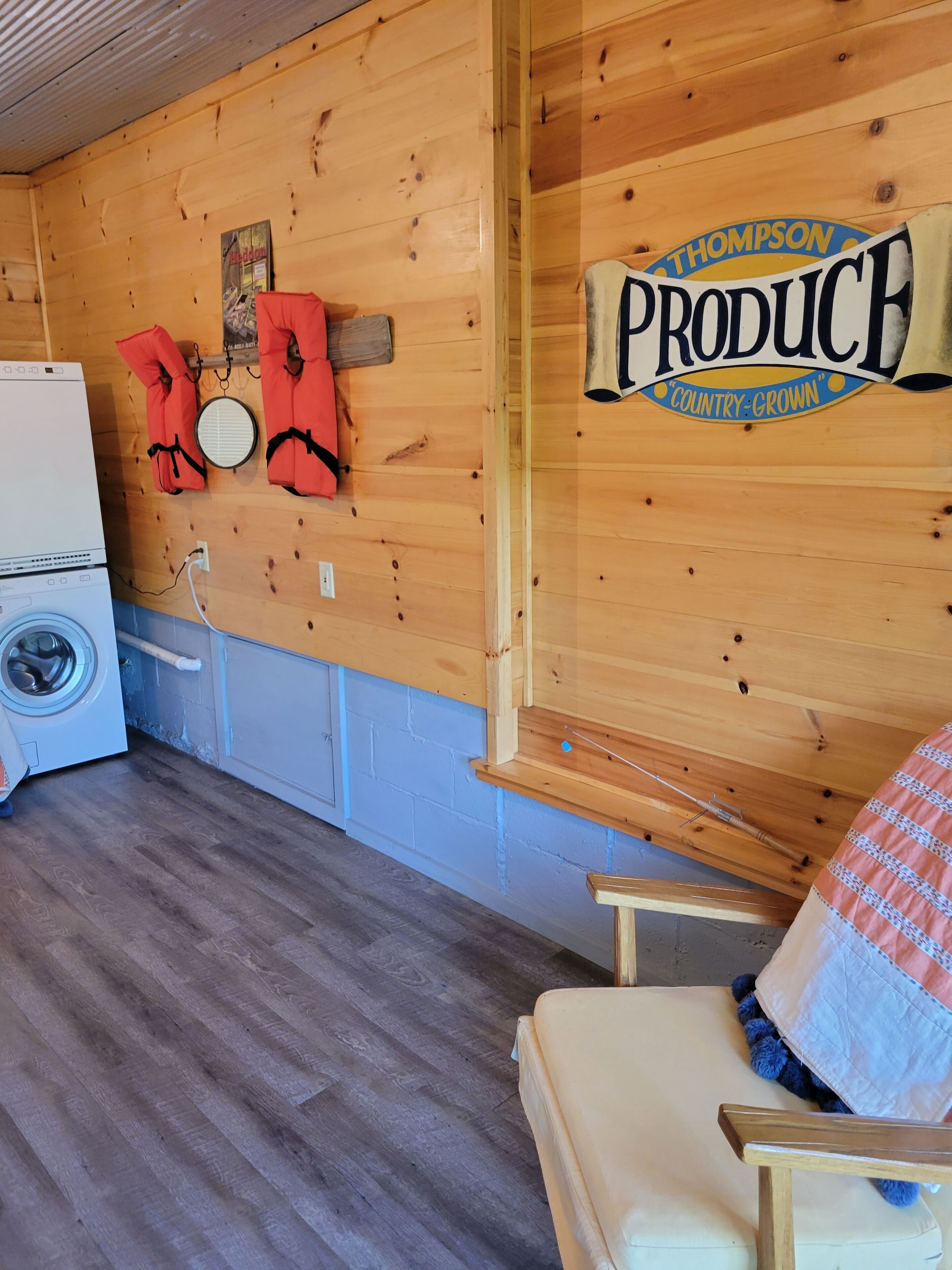 Adorable 2 bedroom 1 bath sleeps 6  Rock River/ Lake Koshkonong Waterfront in Janesville, United States