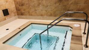 Una piscina al aire libre, tumbonas