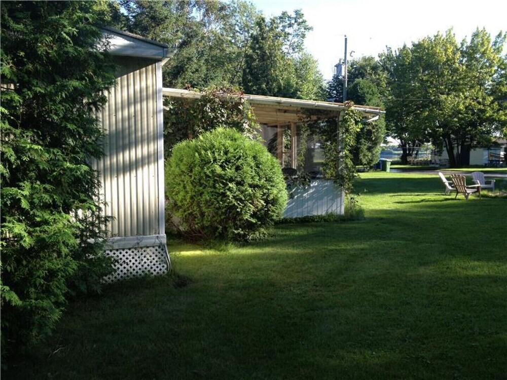 Charming Little two Bedroom Cottage With Direct Beach Access in Metabetchouan, Canada