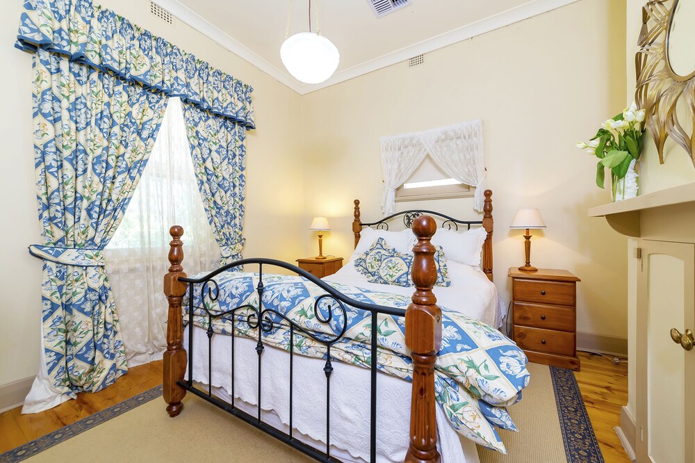 TANUNDA COTTAGES