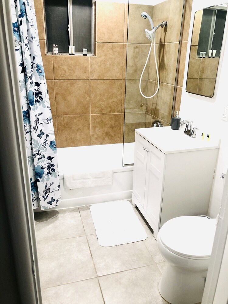 Condo,2BR, Las Vegas,Walk Strip,LVCC,STRIP,SAFE,no pets!,Style,Book,Clean,love