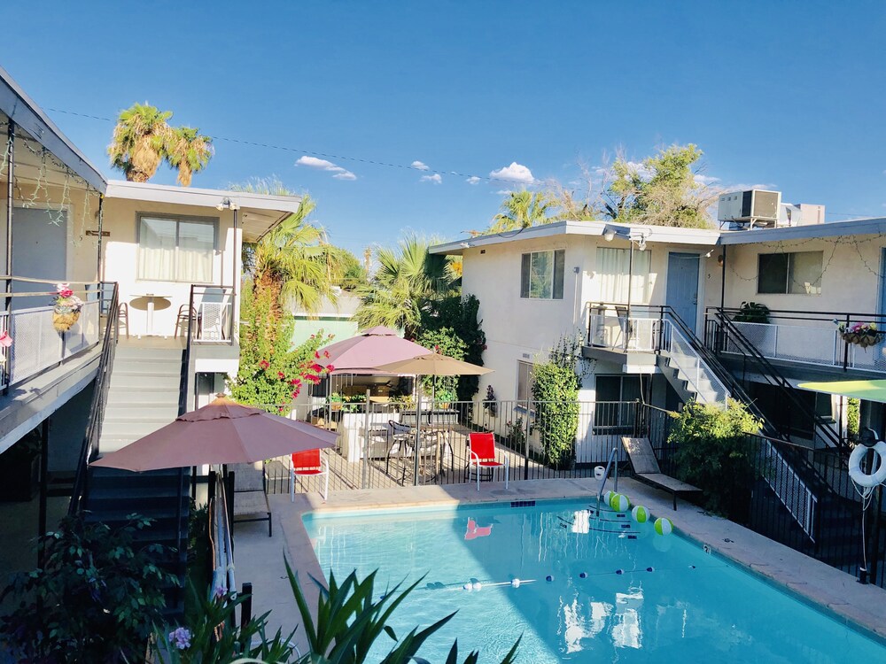 Condo,2BR, Las Vegas,Walk Strip,LVCC,STRIP,SAFE,no pets!,Style,Book,Clean,love