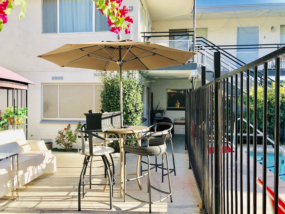 Condo,2BR, Las Vegas,Walk Strip,LVCC,STRIP,SAFE,no pets!,Style,Book,Clean,love