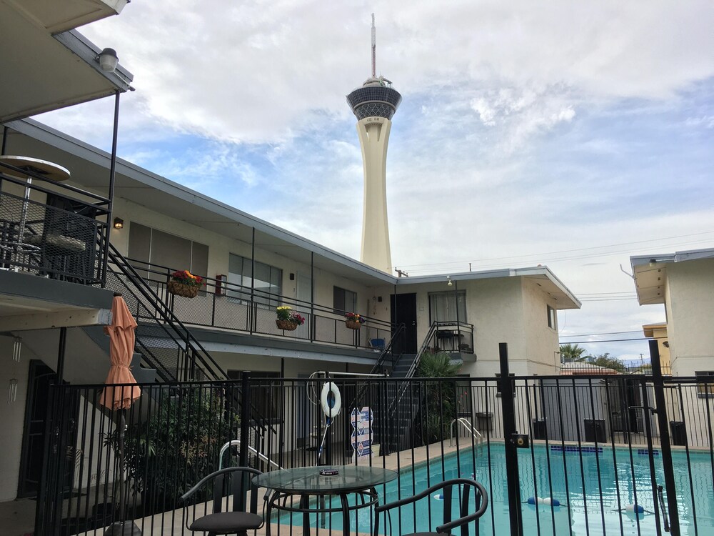 Condo,2BR, Las Vegas,Walk Strip,LVCC,STRIP,SAFE,no pets!,Style,Book,Clean,love