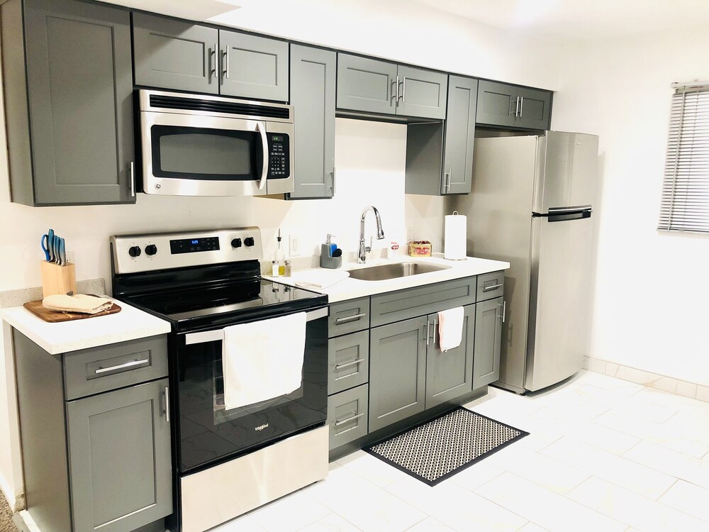 Condo,2BR, Las Vegas,Walk Strip,LVCC,STRIP,SAFE,no pets!,Style,Book,Clean,love