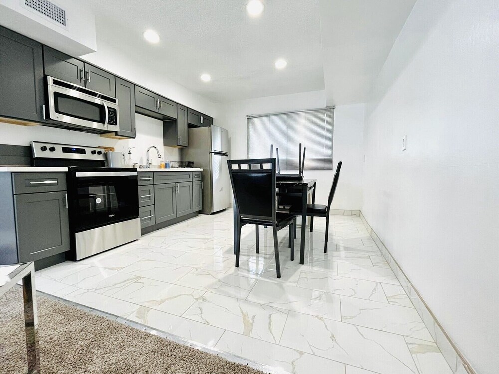 Condo,2BR, Las Vegas,Walk Strip,LVCC,STRIP,SAFE,no pets!,Style,Book,Clean,love