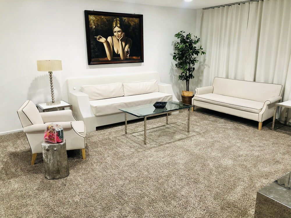 Condo,2BR, Las Vegas,Walk Strip,LVCC,STRIP,SAFE,no pets!,Style,Book,Clean,love