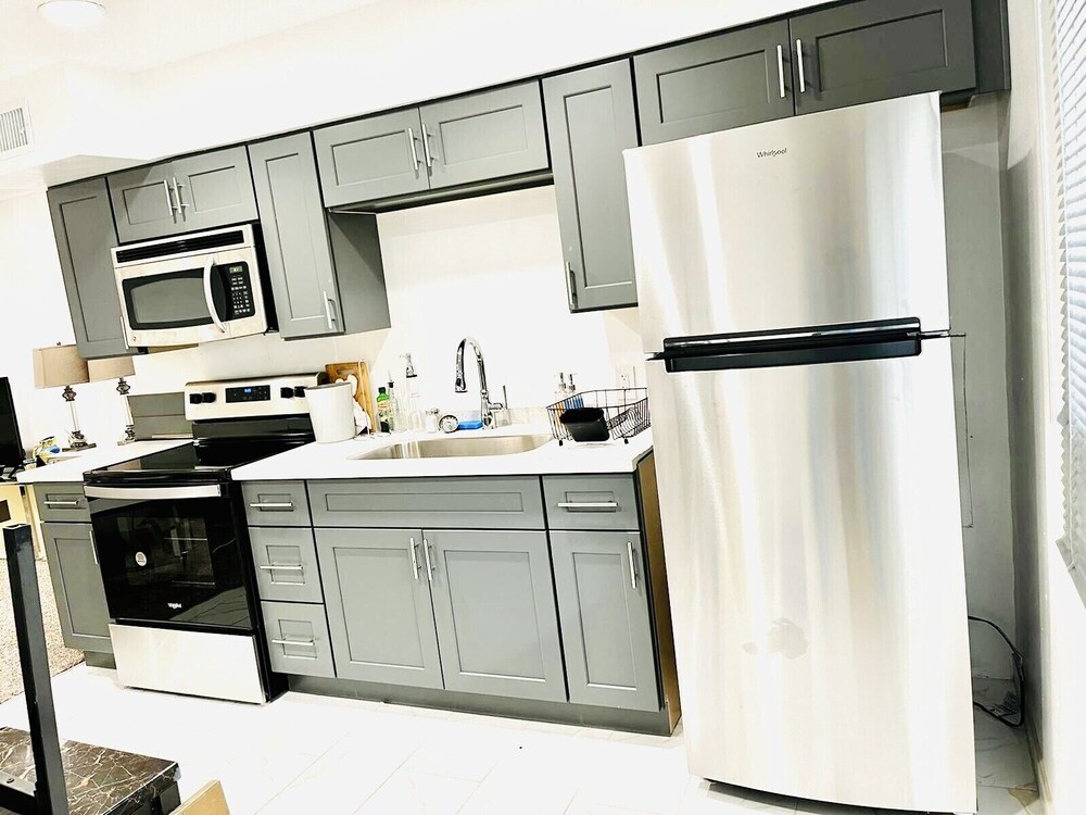 Condo,2BR, Las Vegas,Walk Strip,LVCC,STRIP,SAFE,no pets!,Style,Book,Clean,love