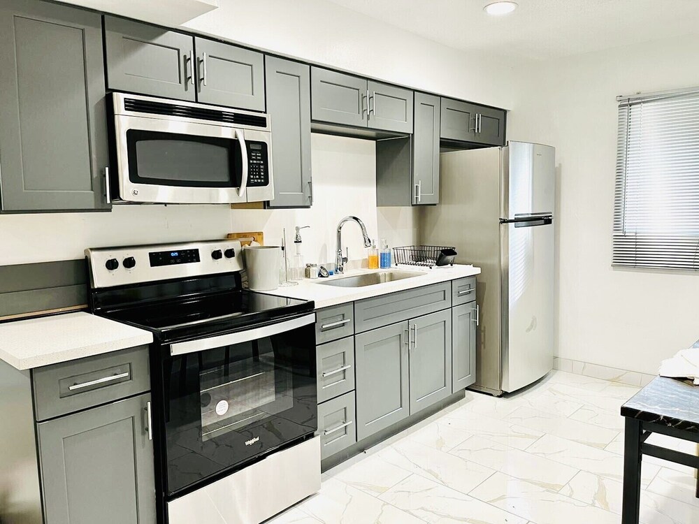 Condo,2BR, Las Vegas,Walk Strip,LVCC,STRIP,SAFE,no pets!,Style,Book,Clean,love