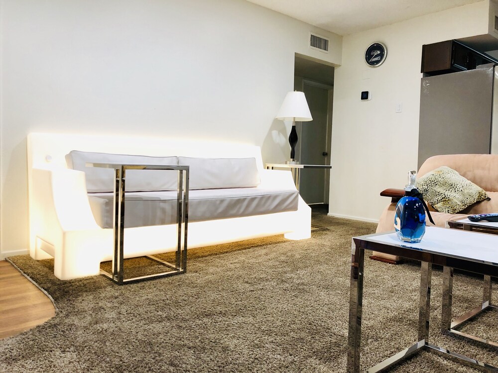 Condo,2BR, Las Vegas,Walk Strip,LVCC,STRIP,SAFE,no pets!,Style,Book,Clean,love