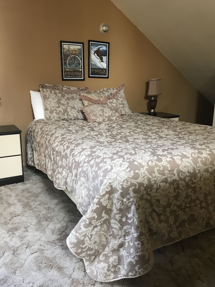 Family HomeSHARC PASSES20 Minutes to Mt Bachelor, Hot Tub, Ping Pong