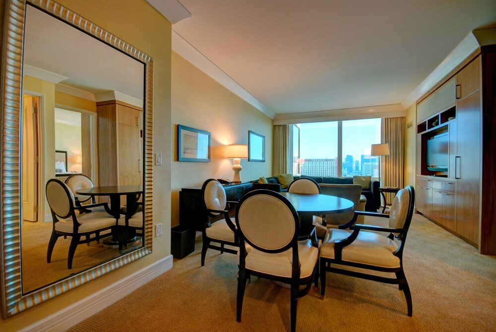 Trump One Bedroom Deluxe Suite High Floor South Strip