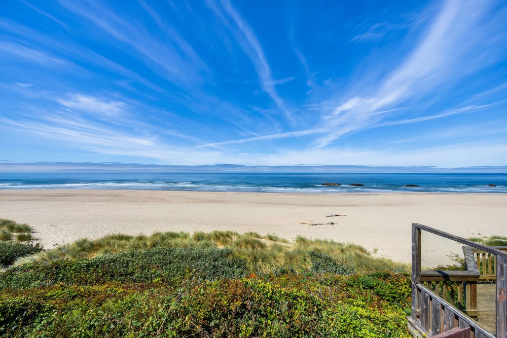 Oceanfront House With Easy Beach Access And Fenced Backyard
