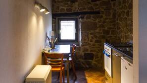 Frigorífico, horno, placa de cocina y cafetera o tetera