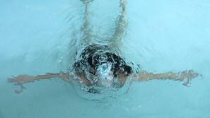 Inomhuspool och en säsongsöppen utomhuspool