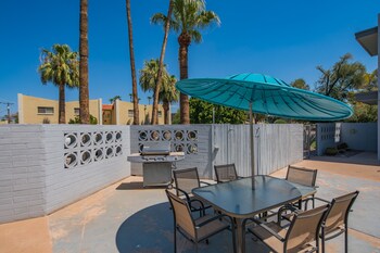 2BR Scottsdale Apartment by WanderJaunt