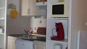 Fridge, microwave, hob