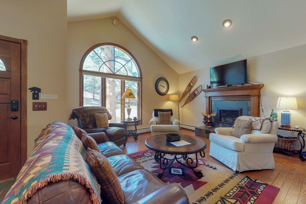 Fun Filled Getaway With A Furnished Deck Private Hot Tub